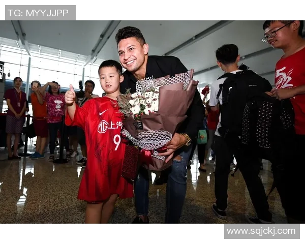 足球球星机场出行引关注明星风采与球迷热情共舞